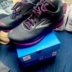 Women’s size 8.5 Brooks sneakers